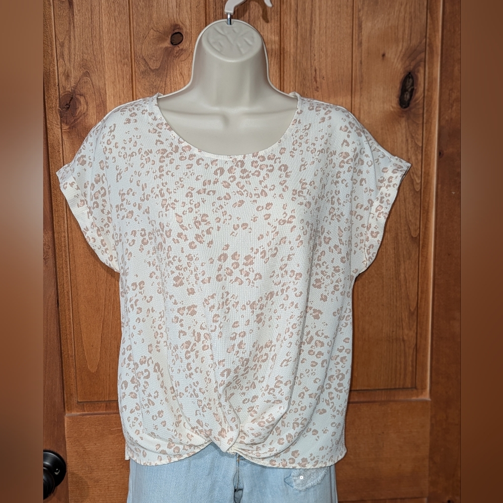 Olive & Oak Cream and Tan Leopard Print Blouse‎